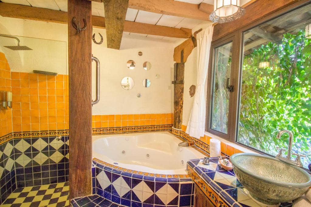 7 Estancias Inolvidables en Hoteles de Lujo en Valle de Bravo con Jacuzzi