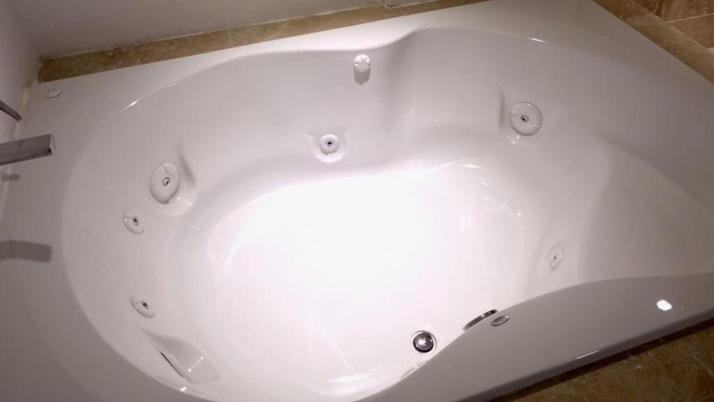 Hotel Rincon Real Suites con Jacuzzi en Durango
